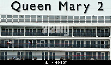 L'un des plus grands paquebots, le RMS Queen Mary II comme il fait son premier séjour à Dun Laoghaire. Banque D'Images