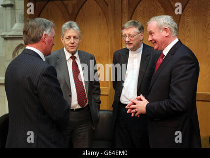 (De gauche à droite) l'Eglise presbytérienne, le Conventeur John Hunter, le Premier ministre Peter Robinson, le modérateur de l'Eglise presbytérienne en Irlande, le Dr Roy Patton, et le Premier ministre adjoint Martin McGuinness, dans les édifices de l'Assemblée de la Maison de l'Eglise, à Belfast, qui a ouvert un important centre de conférence. Banque D'Images