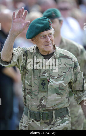 Le duc d'Édimbourg se démène devant la foule après avoir présenté des médailles de campagne aux membres du 40 Commando qui ont terminé leur première visite en Afghanistan, au Norton Manor Camp, dans le Somerset, après leur retour. Banque D'Images