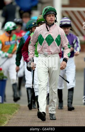 Stephen Craine mène les jockies pour le document de poche Scope Handicap lors de l'événement Scope & SIA Charity Raceday à Newbury. Champ de courses. APPUYEZ SUR PHOTO D'ASSOCIATION. Date de la photo: Vendredi 17 mai 2013. Voir PA Story RACING Newbury. Le crédit photo devrait se lire comme suit : David Davies/PA Wire Banque D'Images