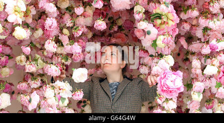 Rebecca Louise Law apporte quelques ajustements à son œuvre florale lors des préparatifs du RHS Chelsea Flower Show à Londres. Banque D'Images