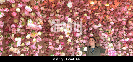 Rebecca Louise Law apporte quelques ajustements à son œuvre florale lors des préparatifs du RHS Chelsea Flower Show à Londres. Banque D'Images