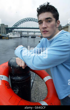 Anthony Wakefield, 22 ans, se tient près de la rivière Tyne, à Newcastle, d'où il a été sauvé. Un hélicoptère de police a été utilisé pour souffler deux hommes en sécurité qui se noyaient dans une rivière gelée. * UNE porte-parole de force a dit. Les hommes, âgés de 19 et 22 ans, étaient dans la rivière Tyne à Newcastle pendant environ 20 minutes et étaient « fatigués » au moment où l'unité de soutien aérien du Nord-est avait été convoquée vers 12h40 aujourd'hui. Un homme embrassait une ceinture de sécurité tandis qu'un autre était porté par un courant fluvial, a déclaré la police. Un porte-parole de la police de Northumbria a déclaré aujourd'hui: "L'hélicoptère de police a assisté, il Banque D'Images