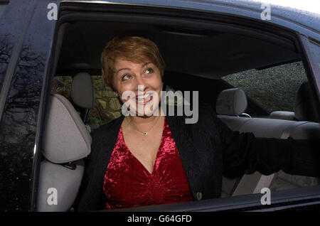 Anne Diamond, 45 ans, ancienne présentatrice de TV-Am et récente célébrité du candidat Big Brother, quitte sa maison Headington près d'Oxford, après son expulsion de la maison.* Diamond a été donné la botte par le public, mais a dit que ses enfants avaient prétendu qu'elle était une maman fraîche pendant l'émission de télévision de la chaîne 4.De retour dans la maison pleine de caméras, les autres concurrents - comique Sue Perkins, animateur de quiz TV les Dennis, l'ancienne star de groupe de garçons Mark Owen et le modèle Melinda Messenger - attendaient la prochaine éviction. Banque D'Images