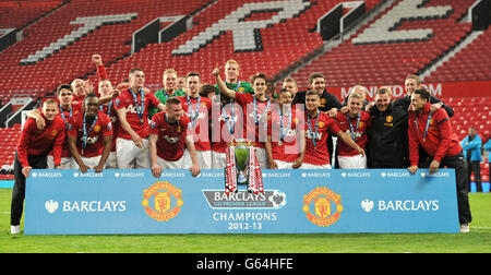 Football - Barclays sous 21 Premier League - final - Manchester United / Tottenham Hotspur - Old Trafford.Les joueurs de Manchester United fêtent après avoir remporté la finale de la Barclays Premier League sous 21 à Old Trafford, Manchester. Banque D'Images