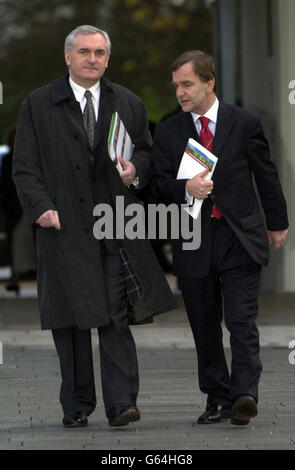 Le ministre de l'Environnement, Martin Cullen (à droite) et le Premier ministre irlandais, Bertie Ahern, arrivent au Musée d'Art moderne de Kilmainham, à Dublin, pour inaugurer 13 nouveaux centres de développement économique dans le but de contrebalancer la puissance de Dublin. * les villes et les villes de la République bénéficieront d'investissements et de meilleures opportunités d'emploi au cours des 20 prochaines années dans le cadre de la Stratégie spatiale nationale. Banque D'Images