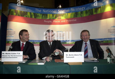 Martin Cullen (à gauche), ministre irlandais de l'Environnement, Bertie Ahern, et Tom Parlon (à droite), ministre d'État au ministère des Finances, au Musée d'art moderne de Kilmainham, Dublin. * où ils ont lancé 13 nouveaux centres de développement économique pour tenter de contrebalancer la puissance de la région de Dublin. Dans le cadre de la Stratégie spatiale nationale, les villes de la République bénéficieront d'investissements et de meilleures possibilités d'emploi au cours des 20 prochaines années. Banque D'Images