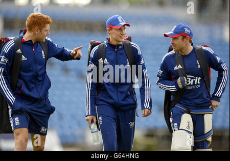 Johnny Bairstow (à gauche), Joe Root et Ian Bell (à droite) pendant une session de filets à Headingley, Leeds. Banque D'Images