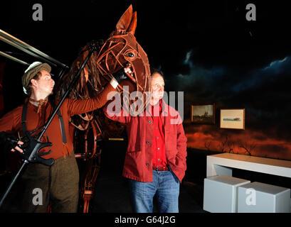 War Horse marionnette sur gazon Wembley Banque D'Images