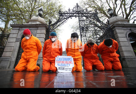 Des militants du mouvement irlandais anti-guerre prennent part à une manifestation à la Leinster House de Dublin appelant à la fermeture du centre de détention de Guantanamo Bay et à la fin des vols militaires américains à l'aéroport de Shannon. Banque D'Images