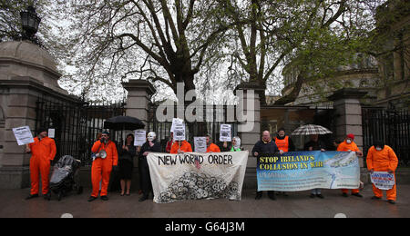 Des militants du mouvement irlandais anti-guerre prennent part à une manifestation à la Leinster House de Dublin appelant à la fermeture du centre de détention de Guantanamo Bay et à la fin des vols militaires américains à l'aéroport de Shannon. Banque D'Images