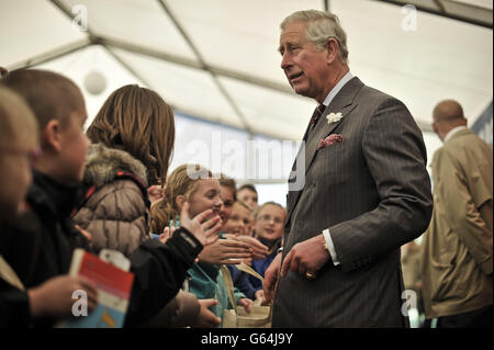 Le Prince de Galles accueille les enfants de l'école alors que lui et la duchesse de Cornwall arrivent au Hay Festival, Hay-on-Wye. Banque D'Images