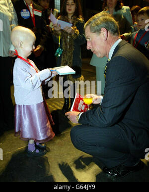 Le Prince de Galles rencontre Hayley Okines lors du prix annuel Woman's Own Children of courage à l'abbaye de Westminster.* les jeunes courageux de Grande-Bretagne ont été honorés pour leur courage lors de la cérémonie, en présence d'invités de célébrités tels que le présentateur de télévision Cat Deeley et l'ex-prendre que le chanteur Mark Owen.Dix enfants se sont démarquant pour leurs actions remarquables et leur position courageuse sur la vie ont reçu les prix lors de l'événement. Banque D'Images