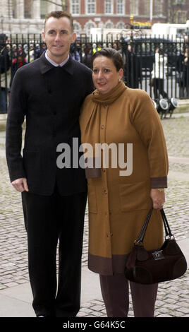 Le chef Gary Rhodes arrive avec sa femme Jenny pour les prix annuels Woman's Own Children of courage à l'abbaye de Westminster. Banque D'Images