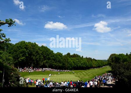 Les fans regardent depuis le banc de touche le green du trou 3 le quatrième jour du championnat BMW PGA au Wentworth Club, Surrey. Banque D'Images