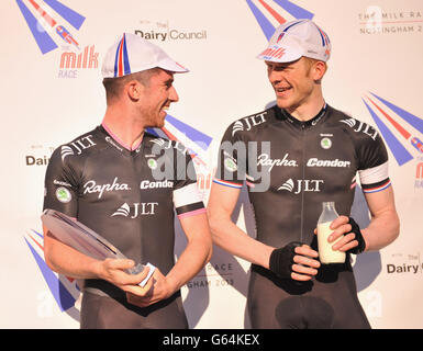 Felix English (à gauche) de Rapha Condor JLT célèbre la victoire de la course d'élite masculine avec Ed Clancy, coéquipier de l'équipe, lors de la course de lait à travers le centre-ville de Nottingham. Banque D'Images