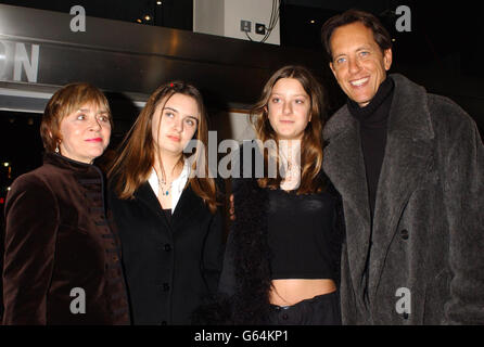 L'acteur Richard E. Grant et sa famille arrivent à l'Odeon Leicester Square, Londres, pour la première britannique de Lord of the Rings: The Two Towers. Banque D'Images