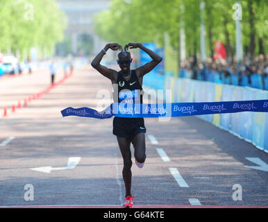 Athlétisme - 2013 Bupa Londres 10k - Londres.Mo Farah franchit la ligne pour gagner la course de Bupa London 10k, Londres. Banque D'Images