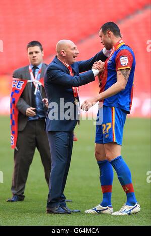 Damien Delaney (à droite) et Ian Holloway, directeur du Crystal Palace, célèbrent la victoire du championnat de Ligue de football de npower Banque D'Images