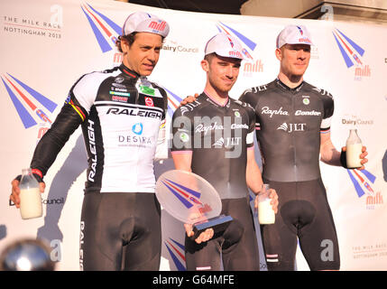 Felix English (au centre) de Rapha Condor célèbre la victoire de la course masculine élite avec Ed Clancy (à droite) et Alexandre Blain de l'équipe Raleigh pendant la course de lait à travers le centre-ville de Nottingham. Banque D'Images