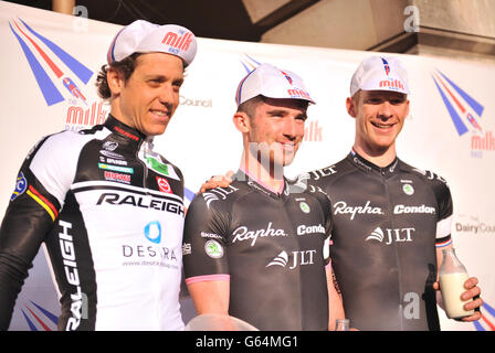 Felix English (au centre) de Rapha Condor célèbre la victoire de la course masculine élite avec Ed Clancy (à droite) et Alexandre Blain de l'équipe Raleigh pendant la course de lait à travers le centre-ville de Nottingham. Banque D'Images