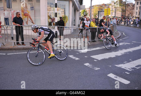 Felix English (à droite) de Rapha Condor JLT et Alexandre Blain de l'équipe Raleigh pendant la course de lait à travers le centre-ville de Nottingham. Banque D'Images