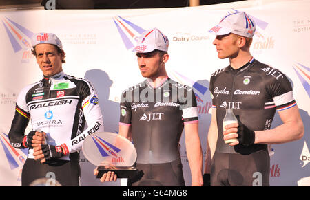 Felix English (au centre) de Rapha Condor célèbre la victoire de la course masculine élite avec Ed Clancy (à droite) et Alexandre Blain de l'équipe Raleigh pendant la course de lait à travers le centre-ville de Nottingham. Banque D'Images