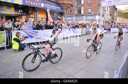 Cyclisme - 2013 Milk Race - Nottingham.Felix English de Rapha Condor JLT célèbre la victoire de la course de lait de course d'élite masculine par le biais du centre-ville de Nottingham. Banque D'Images