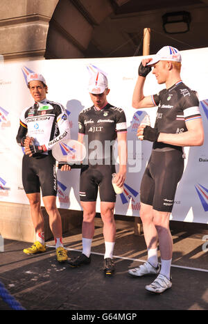 Vue générale de la course de lait Men's Elite qui a eu lieu dans les rues du centre-ville de Nottingham. Banque D'Images