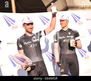 Felix English de Rapha Condor JLT célèbre la victoire de la course de lait de course d'élite masculine par le biais du centre-ville de Nottingham. Banque D'Images