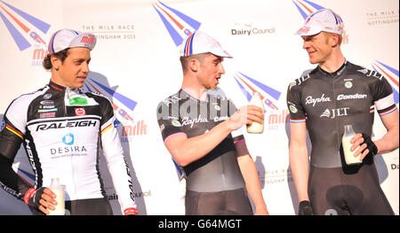 Felix English (au centre) de Rapha Condor célèbre la victoire de la course masculine élite avec Ed Clancy (à droite) et Alexandre Blain de l'équipe Raleigh pendant la course de lait à travers le centre-ville de Nottingham. Banque D'Images