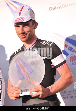 Cyclisme - 2013 Milk Race - Nottingham.Felix English de Rapha Condor JLT célèbre la victoire de la course de lait de course d'élite masculine par le biais du centre-ville de Nottingham. Banque D'Images