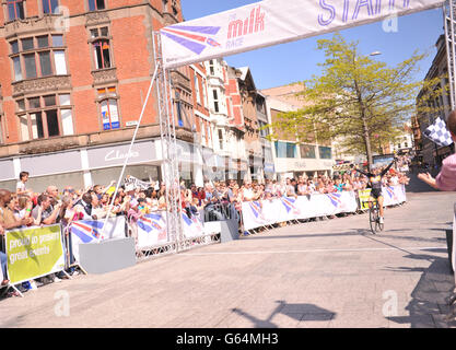 Wigle Honda Dani King célèbre la victoire de la course Women's Elite lors de la course de lait à travers le centre-ville de Nottingham. Banque D'Images