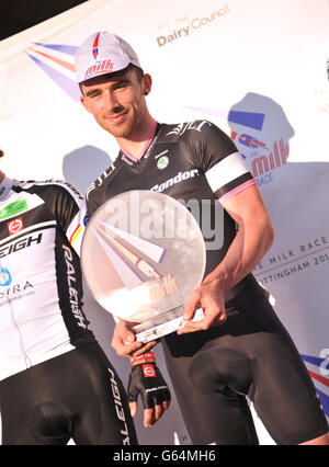 Felix English de Rapha Condor JLT célèbre la victoire de la course de lait de course d'élite masculine par le biais du centre-ville de Nottingham. Banque D'Images