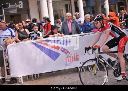 Les cyclistes participent à la section des manèges publics de la course de lait autour du centre-ville de Nottingham. Banque D'Images