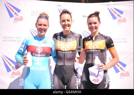 Wigle Honda Dani King célèbre la victoire de la course Women's Elite avec la coéquipier Amy Roberts (à droite) et la Hannah Barnes DE MG Maxifur pendant la course de lait à travers le centre-ville de Nottingham. Banque D'Images