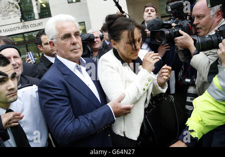 Le PR Guru Max Clifford quitte le tribunal de Westminster à Londres, où il est accusé de 11 chefs historiques d'agression indécente contre des adolescentes. Banque D'Images