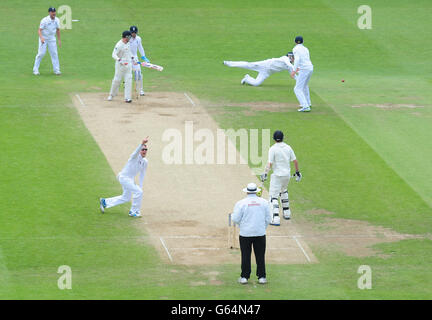 Cricket - série de tests Investec - deuxième test - Angleterre contre Nouvelle-Zélande - cinquième jour - Headingley.Graeme Swann, en Angleterre, interjette appel contre Brendon McCullum, en Nouvelle-Zélande, lors du deuxième match test Investec à Headingley, Leeds. Banque D'Images