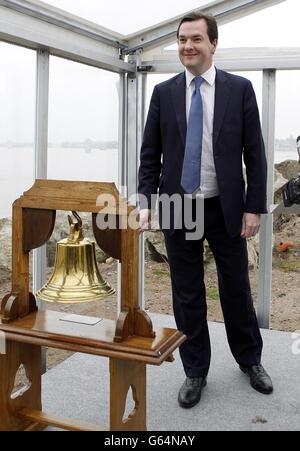 Le chancelier de l’Échiquier George Osborne s’entretient avec les travailleurs du port de Liverpool au cours d’une visite pour marquer le début du dragage de l’estuaire de la rivière Mersey. Banque D'Images