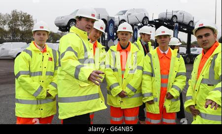 Le chancelier de l’Échiquier George Osborne s’entretient avec les travailleurs du port de Liverpool au cours d’une visite pour marquer le début du dragage de l’estuaire de la rivière Mersey. Banque D'Images