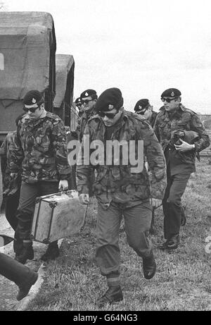 Des parachutistes portant des lunettes sombres et des bérets verts à leur arrivée à Coleraine pour témoigner lors de l'enquête de Widgery sur les fusillades du « dimanche sanglant » à Londonderry. Banque D'Images