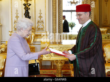 La reine Elizabeth II reçoit des lettres de créance de Nabil Ammar, ambassadeur de Tunisie, dans la salle de dessin blanche de Buckingham Palace, Londres. Banque D'Images