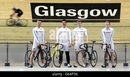 Membres de l'équipe de cyclisme sur piste Glasgow Life Track (de gauche à droite) Andrew Louis, Johnny cosh, Johnny Biggin et Graeme McBride au vélodrome Sir Chris Hoy à Glasgow, en Écosse. Banque D'Images