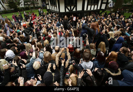 Jared Leto (centre arrière) de 30 secondes à Mars effectuant un "concert flash" à Soho Square, centre de Londres. Banque D'Images