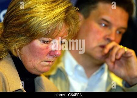 Tony et Linda Jones les parents de Danielle Jones, fille de 15 ans assassinée, donnent une conférence de presse au poste de police de Chelmsford après que le verdict a été annoncé au tribunal de la Couronne de Chelmsford, Essex. * Stuart Campbell a été reconnu coupable d'avoir enlevé et tué sa nièce adolescente qui a disparu en juin de l'année dernière après avoir marché pour prendre un bus près de sa maison à East Tilbury, Essex. Son corps n'a jamais été trouvé. Banque D'Images