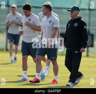 Robbie Brady, Simon Cox et Giovanni Trapattoni, de la République d'Irlande, participent à une séance d'entraînement léger au parc Gannon, Malahide, Dublin. Banque D'Images