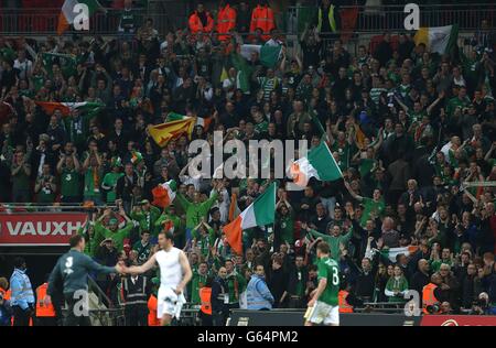 Football - International friendly - Angleterre / République d'Irlande - Stade Wembley.Les fans de la République d'Irlande célèbrent le tirage au sort alors que les joueurs se bousculer sur le terrain après le coup de sifflet final Banque D'Images