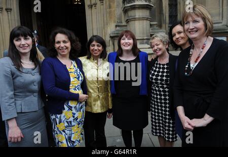 La députée nouvellement élue de South Shields, Emma Lewell-Buck (au centre bleu), est accueillie aujourd'hui à la Chambre des communes à Londres par ses collègues (de gauche à droite) Briget Philipson, Julie Elliott, Seema Malhotra, Rosie Winterton, Caroline Flint et Harriet Harman.SOCIATION mercredi 8 2013 mai.Mme Lewell-Buck a obtenu une majorité de 6,605 dans la compétition de la semaine dernière, malgré une augmentation qui a vu UKIP se placer deuxième, devant les Tories en troisième position et les libéraux-démocrates repoussés à la septième place.Voir PA Story POLITICS SouthShields.Le crédit photo devrait se lire comme suit : Stefan Rousseau/PA Wire Banque D'Images