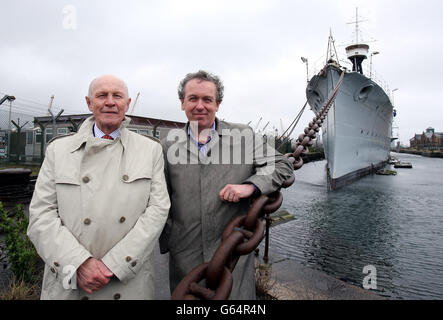 Capitaine John Rees (à gauche) Chef d'état-major au Musée national de la Marine royale, avec Paul Mullan, chef du Fonds de la loterie du patrimoine, À côté du HMS Caroline, dernier cuirassé de la première Guerre mondiale, il est en passe de se transformer en musée flottant après avoir provisoirement obtenu un coup de pouce de 12 millions de dollars de loterie. Banque D'Images