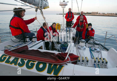 L'équipage de Glasgow Clipper s'assoit sur son yacht à quelques mètres de la ligne d'arrivée à Cascais à la fin de la première étape de leur course de Round the World Yacht au départ de Liverpool. * après la course à travers la mer d'Irlande et le célèbre golfe de Gascogne, ils ont perdu le vent en vue de leur but. Dimanche, les huit bateaux identiques continueront sur Cuba puis Hawaï, Hong Kong, Maurice et New York. Les équipages sont composés de marins amateurs qui ont subi un programme d'entraînement de rigore pour participer à la course la plus longue du monde. Banque D'Images